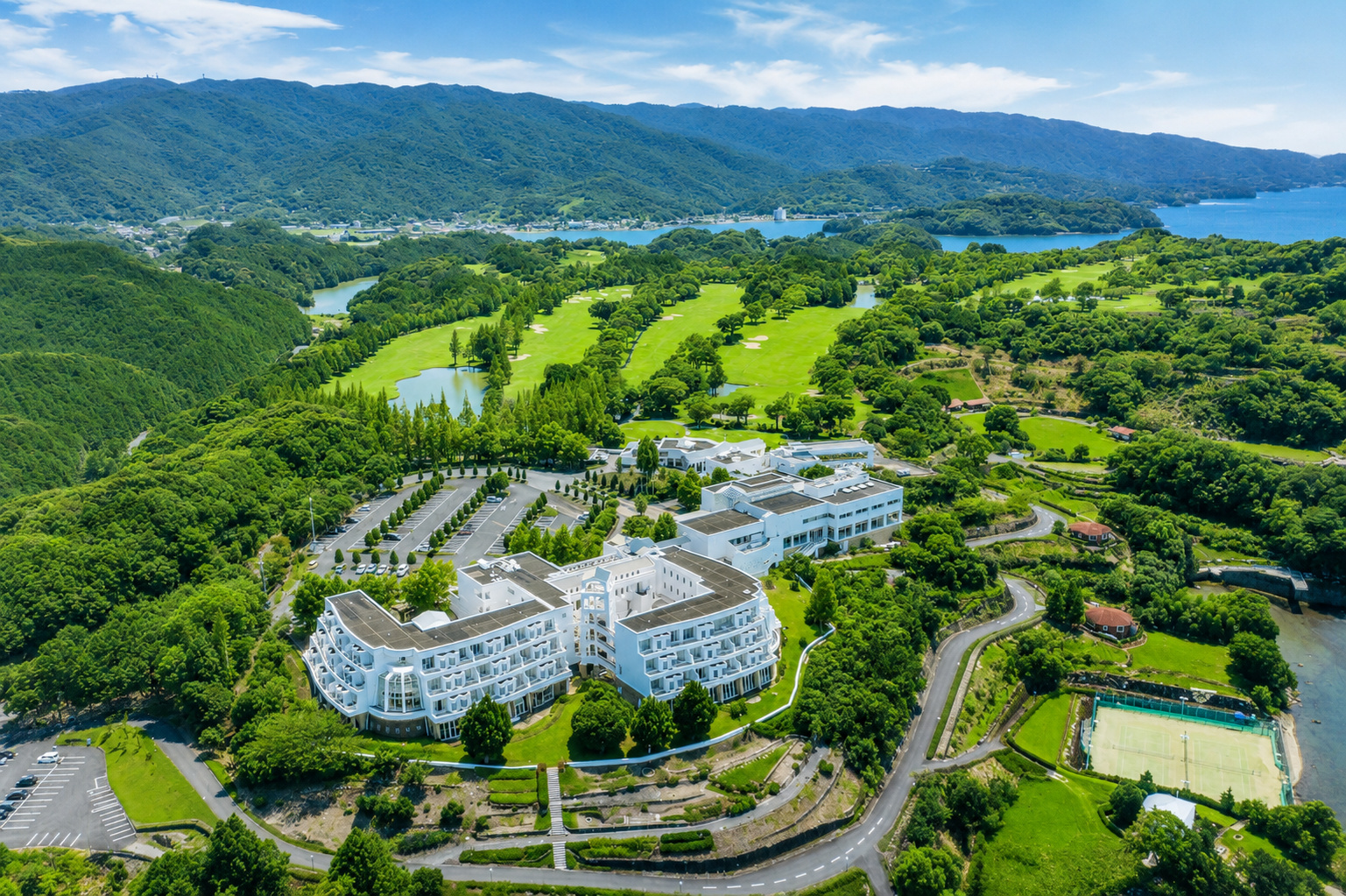 【施設全景】緑豊かなゴルフコースと大村湾に囲まれたパサージュ琴海の全景。