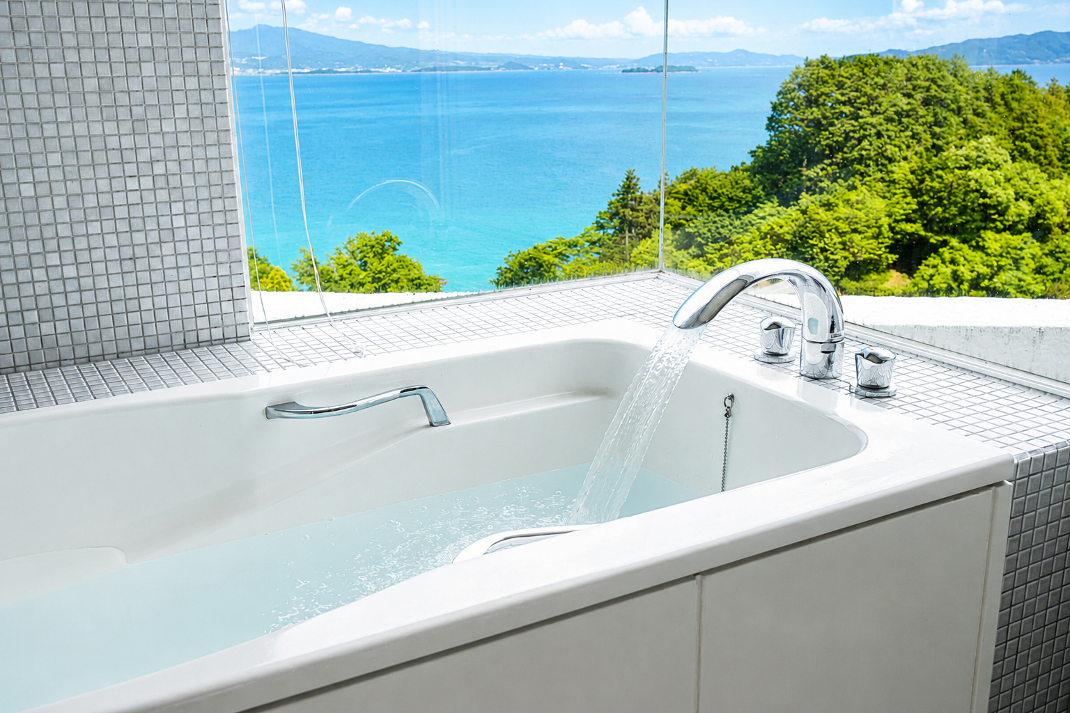 【バスルーム】大村湾の青い海を望みながら、開放的なバスタイムを楽しめるバスルーム。