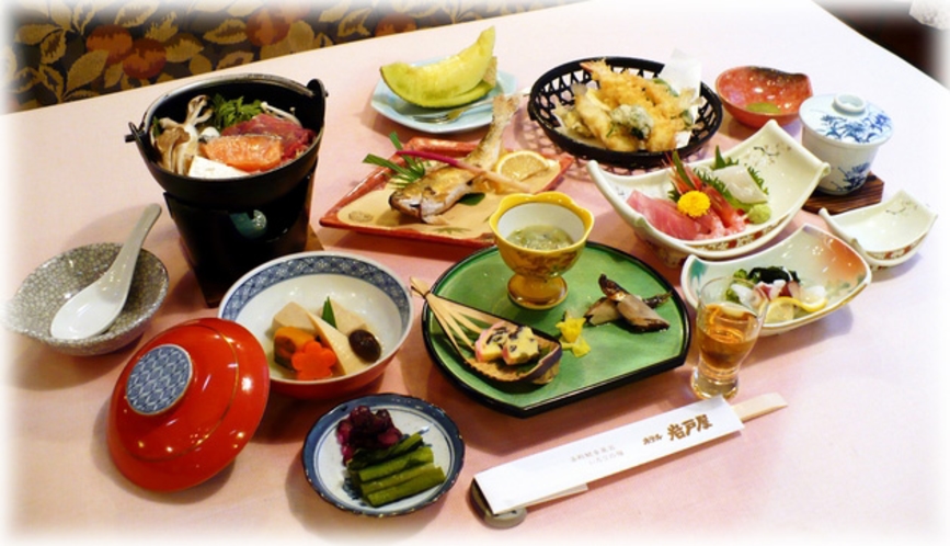 【夕食例】そばや山菜など地元の素材と日本海の幸を盛り込んだ、京風仕立ての豊かな味わいのお料理