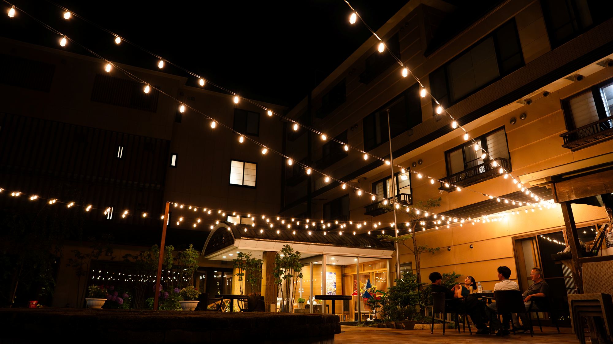 夜にはライトアップされ幻想的な空間！期間限定でキャンプファイヤーガーデンがオープン♪