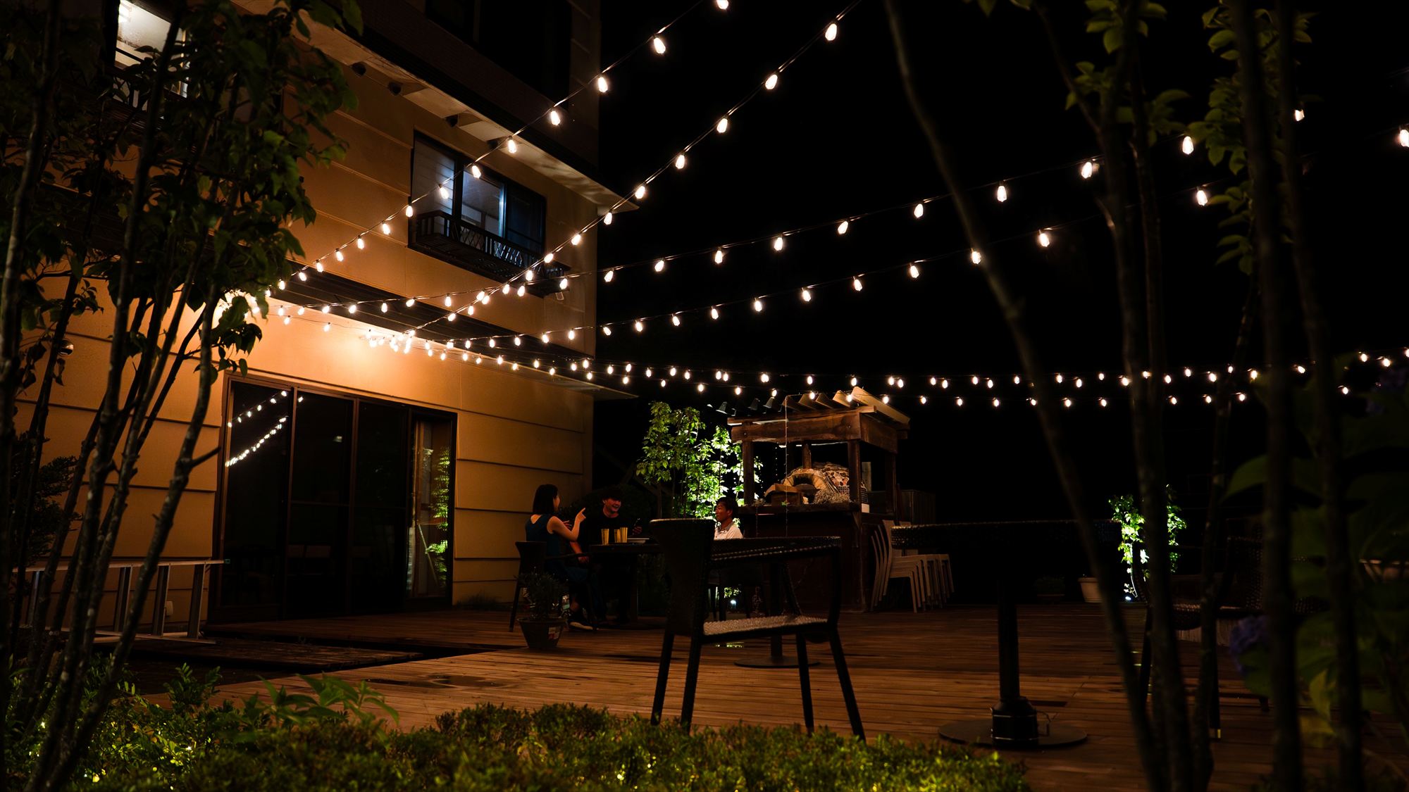 夜にはライトアップされ幻想的な空間！期間限定でキャンプファイヤーガーデンがオープン♪