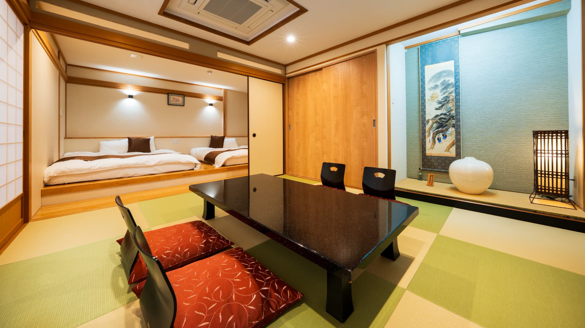 【デラックスファミリールーム／75㎡】最上階から別府の街並みと別府湾を一望できます。