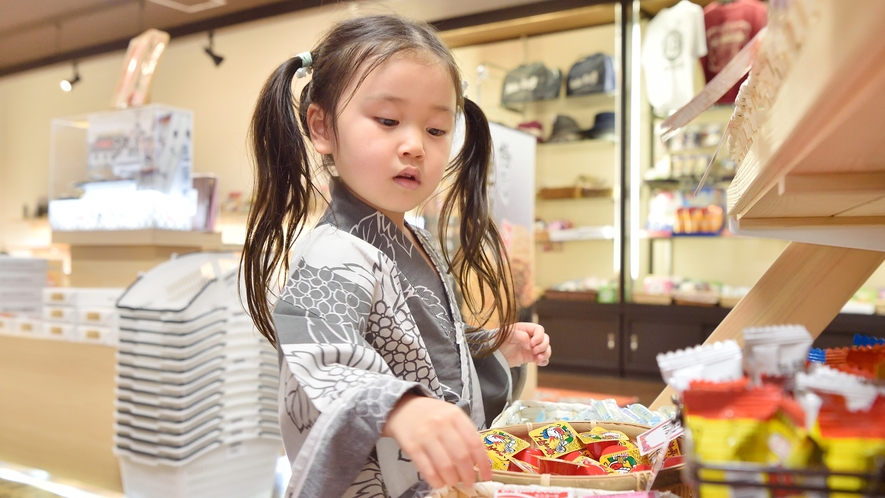 売店ではお子様が好きなお菓子やおもちゃを販売しています。