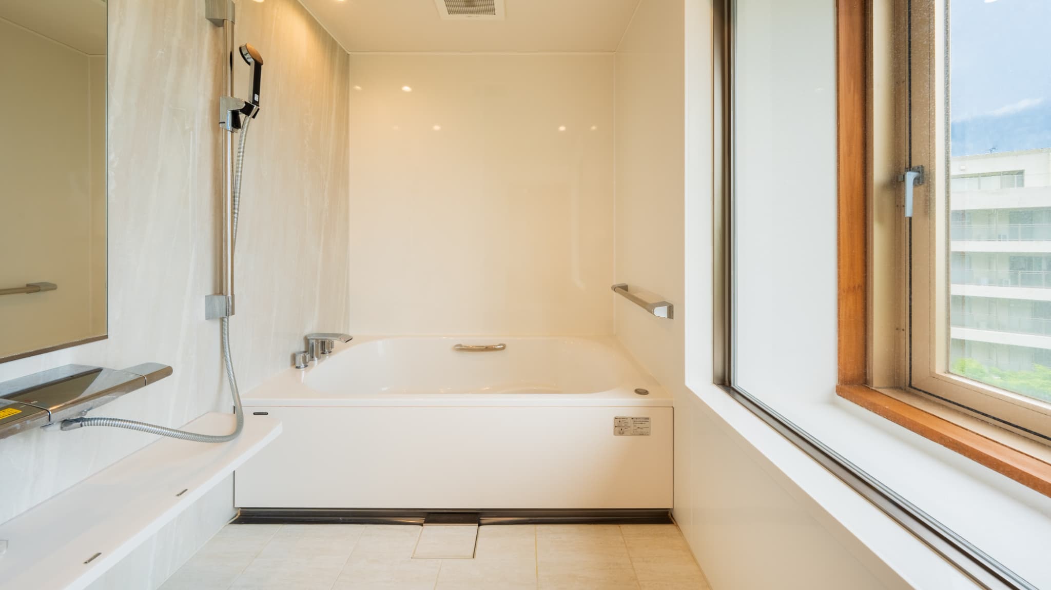 【デラックスファミリールーム／75㎡】広々としたバスタブ♪