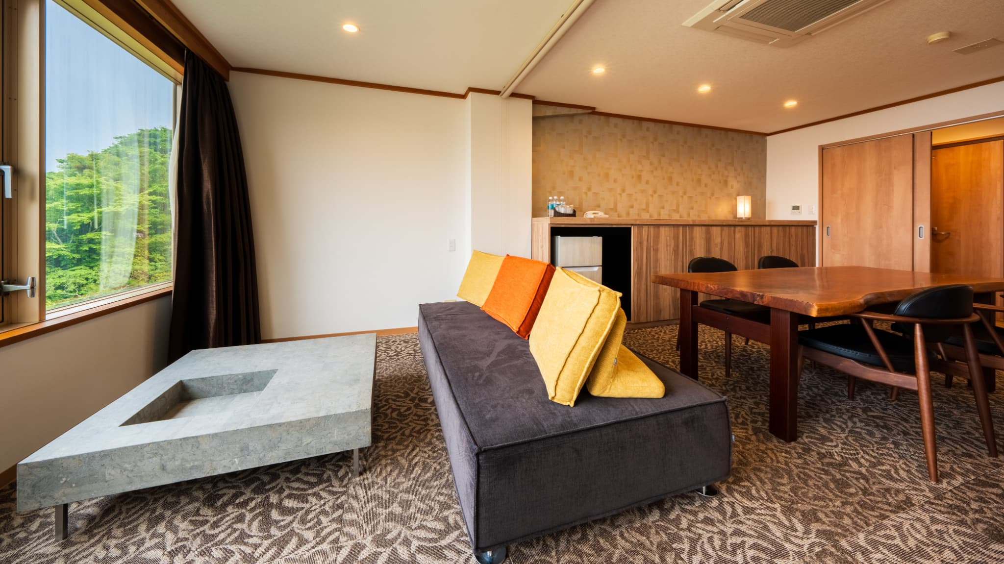 【デラックスファミリールーム／75㎡】ベッドルームと広い居間(洋室)を備えたゆとりあるお部屋です。