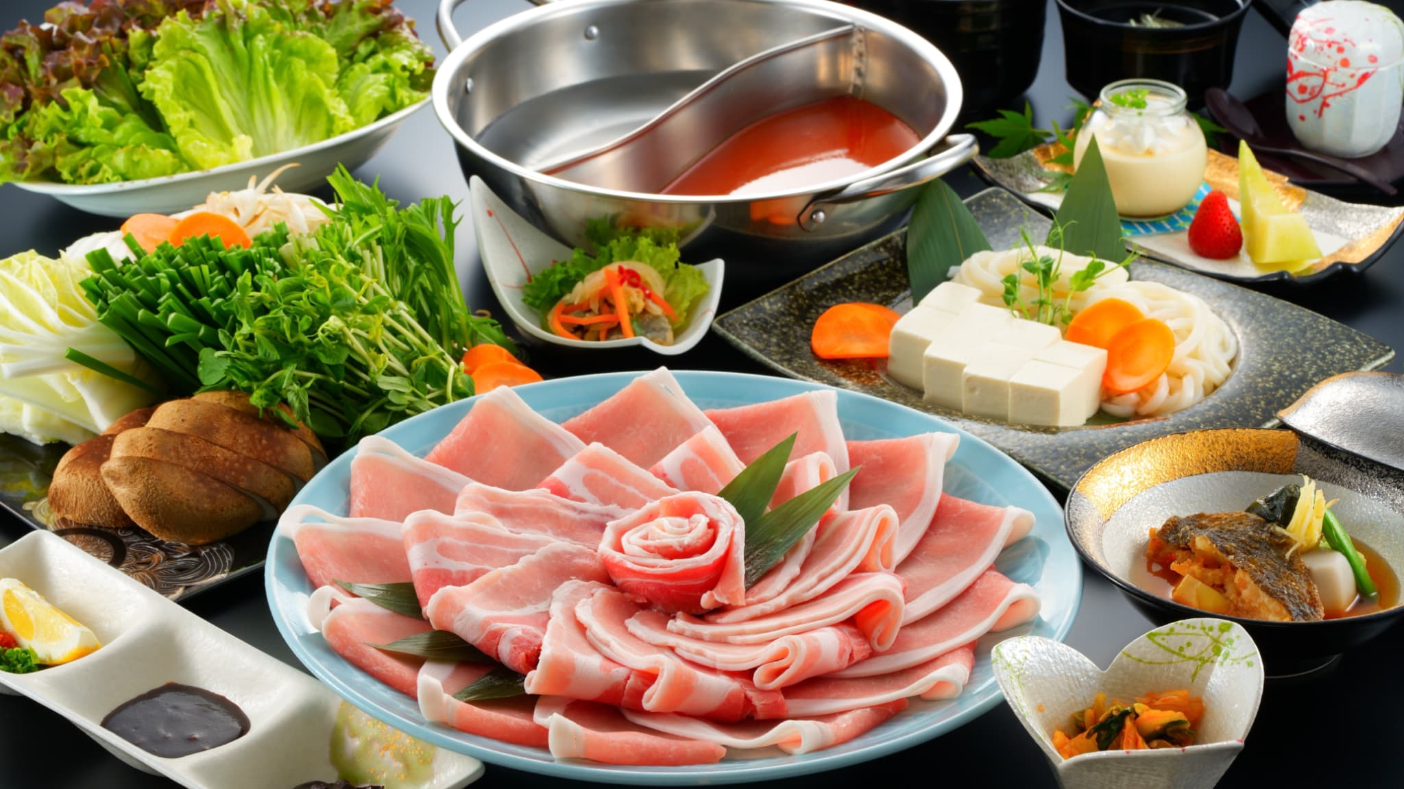 【辛鍋＆しゃぶギョプサル】一例　※お肉と鍋は4人前になります。