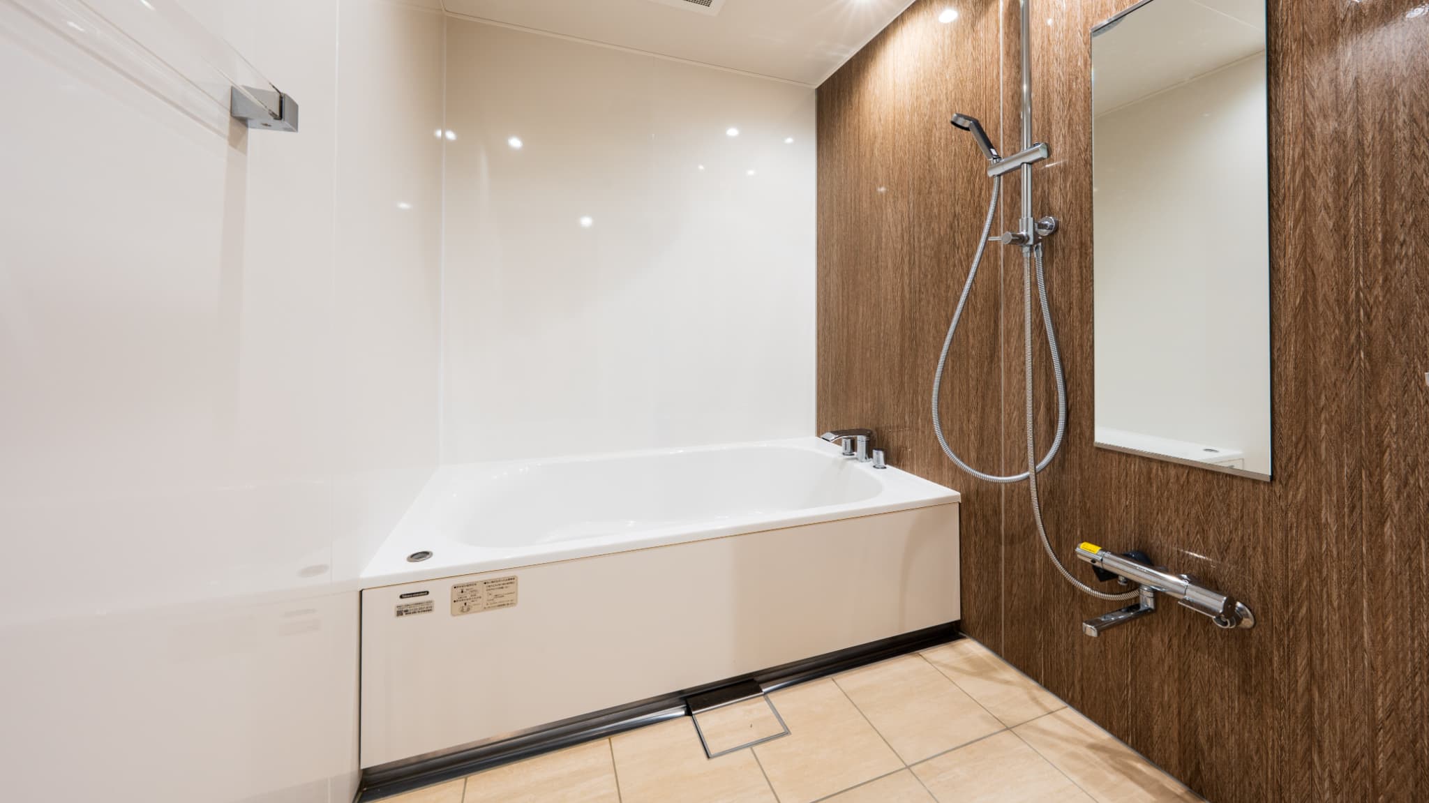 【プレミアムルーム和洋室／75㎡】広々としたバスタブがございます。