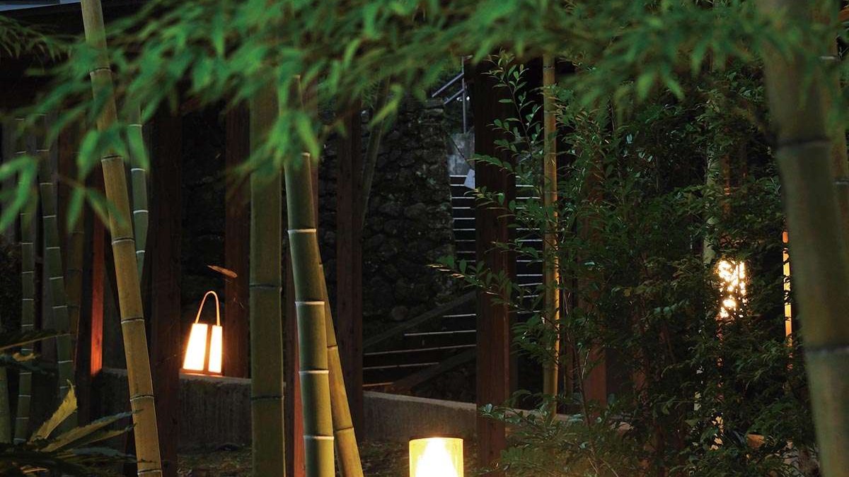【中庭】露天風呂へのアプローチには竹林があり風情を感じます。