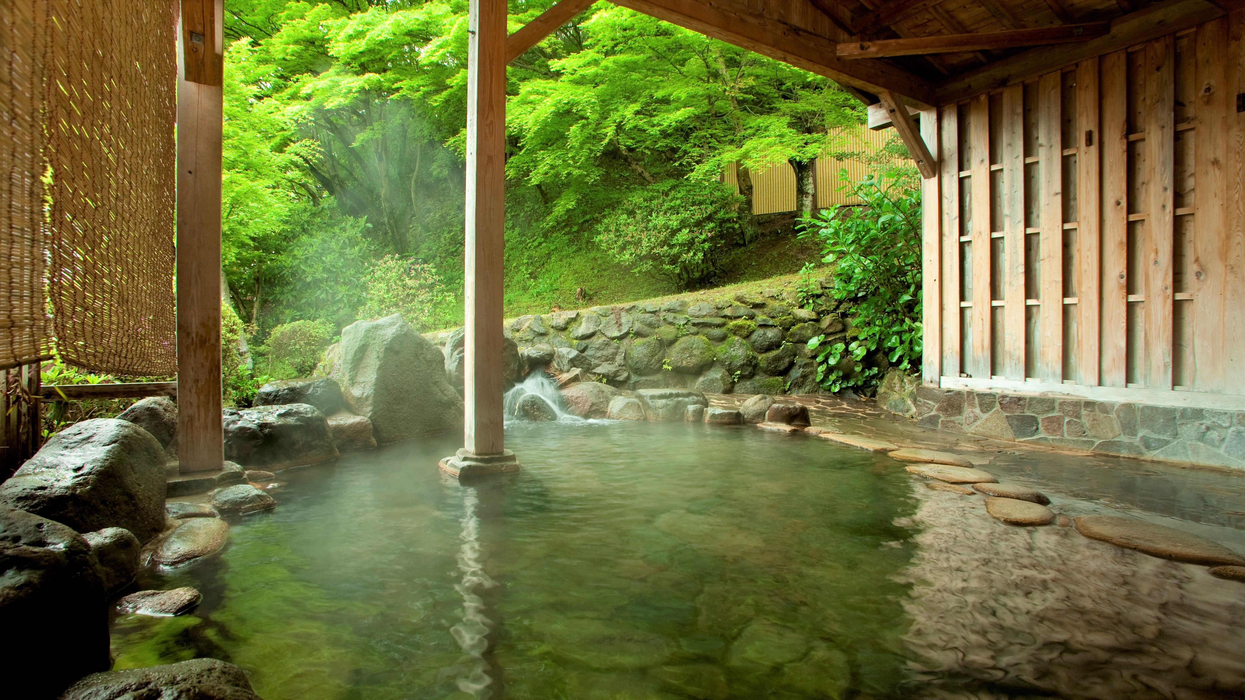 【森の岩風呂（男湯）】源泉掛け流しの温泉を存分にお楽しみください♪