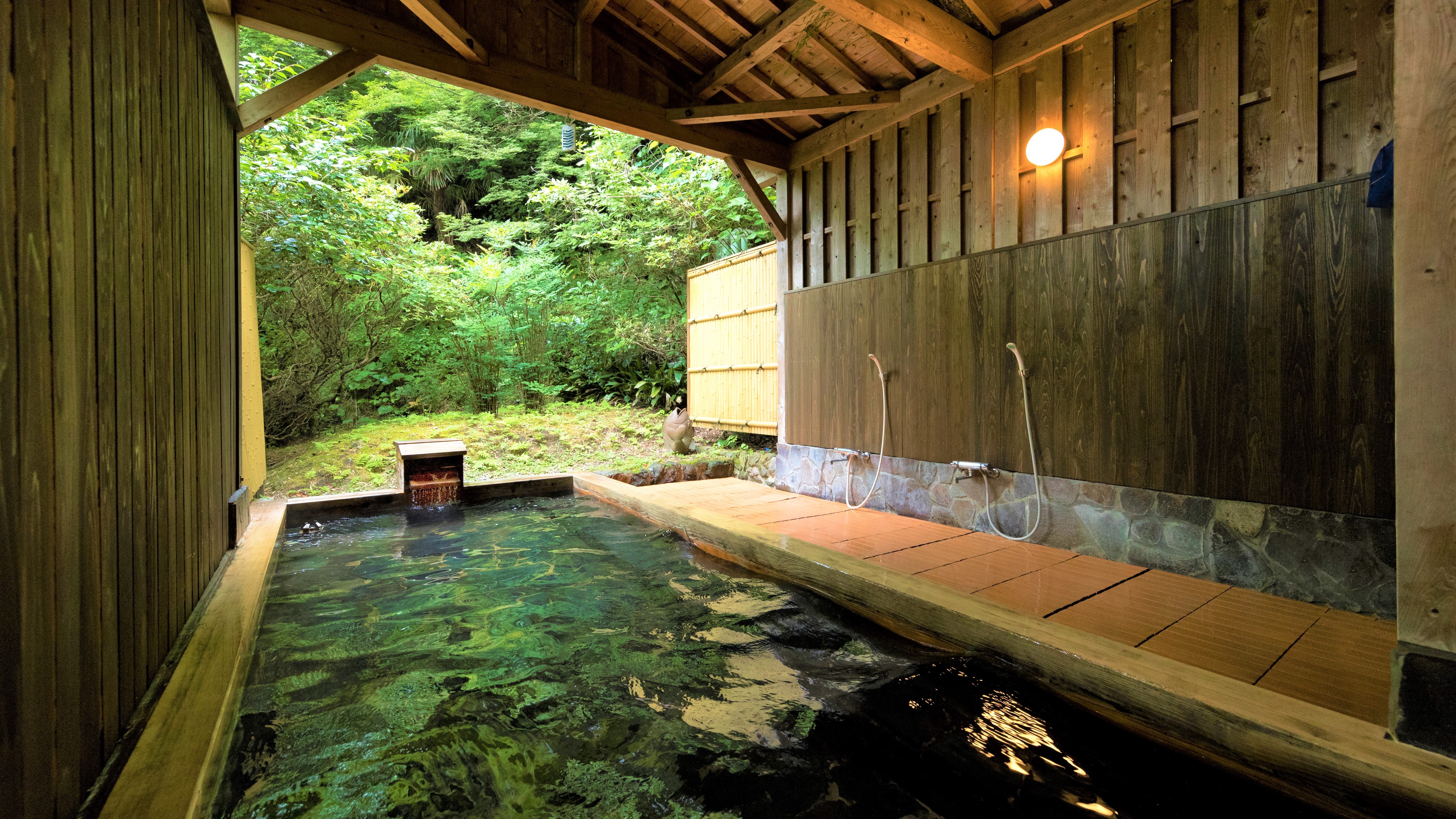 【森のひのき風呂（女湯）】源泉100％掛け流しの温泉を存分にお楽しみください。