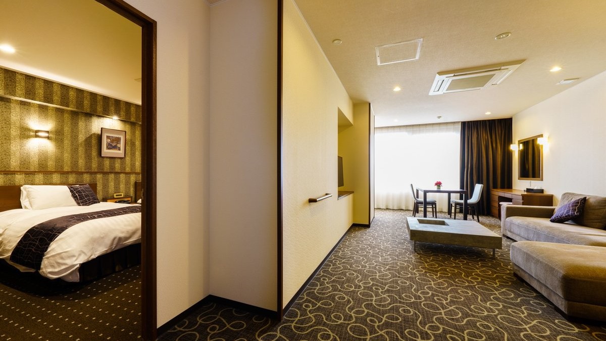 【プレミアムルーム洋室／75㎡】ベッドルームと広い居間（洋室）を備えたゆとりあるお部屋です。