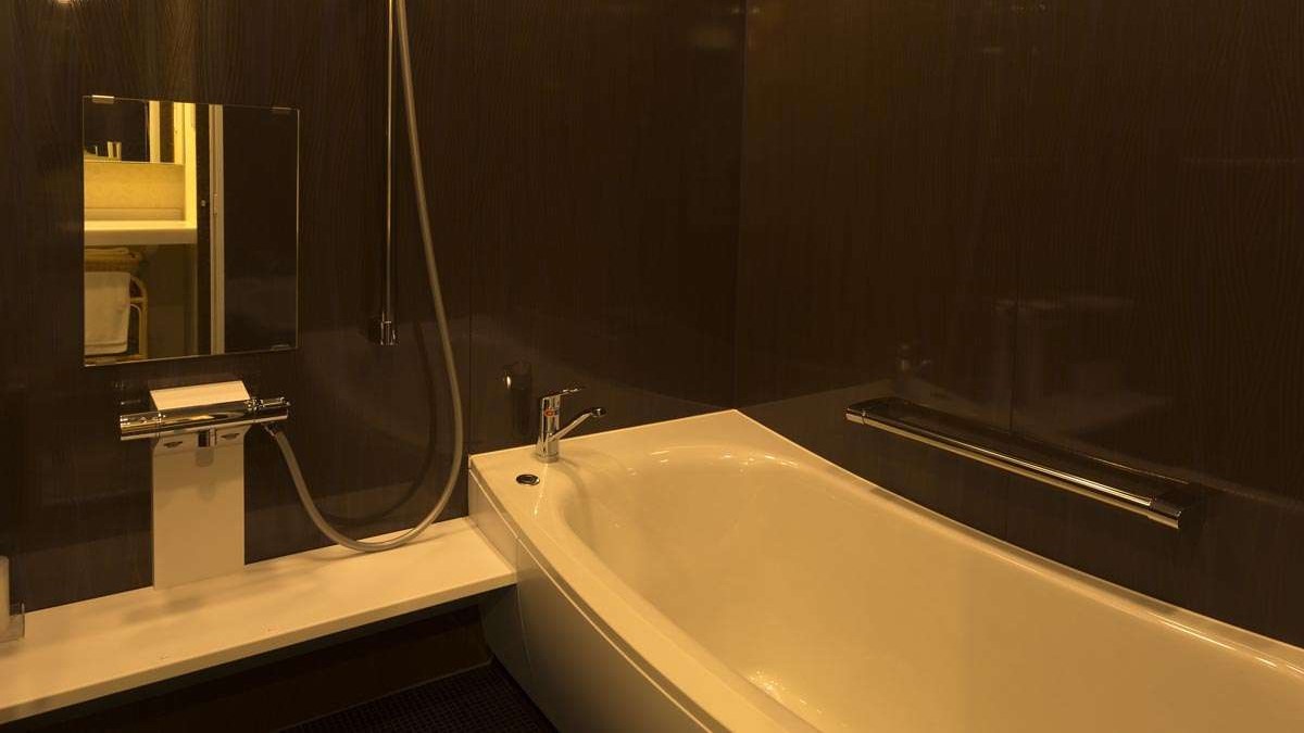 【風呂/プレミアムルーム】プレミアムルームの浴室は広々としてゆっくりとお湯につかれます。