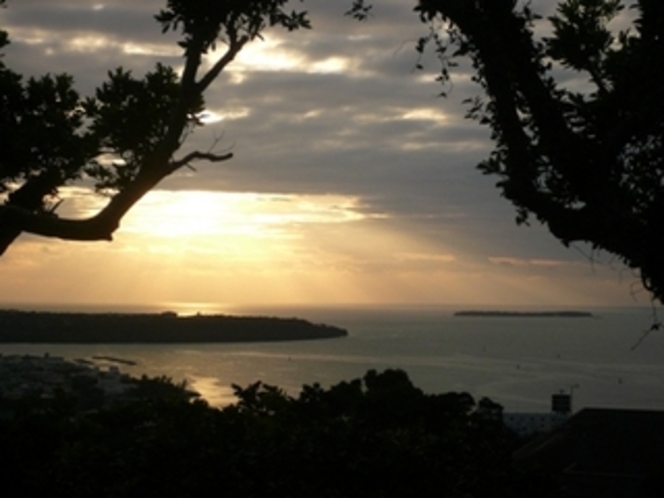 夕日と瀬底島