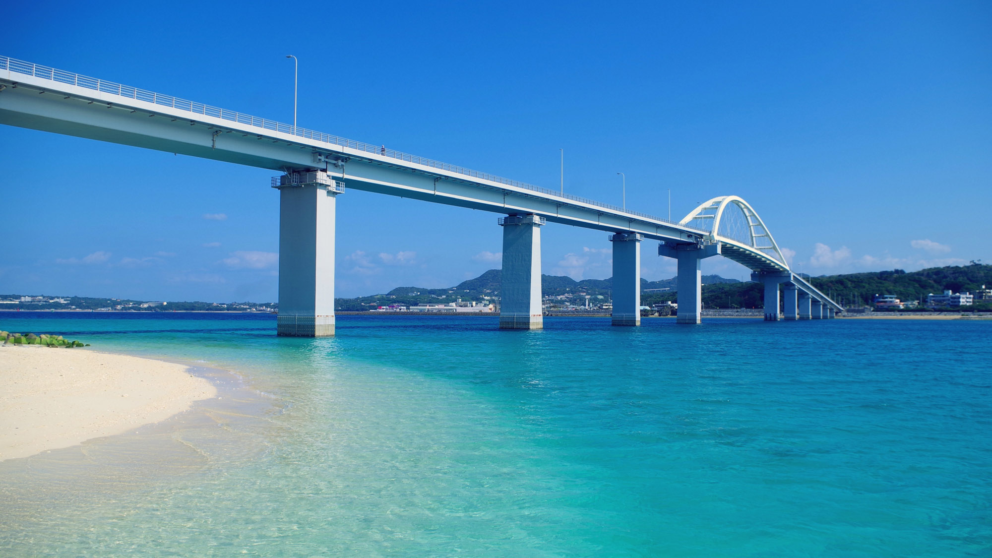 瀬底大橋・当館から車で約10分