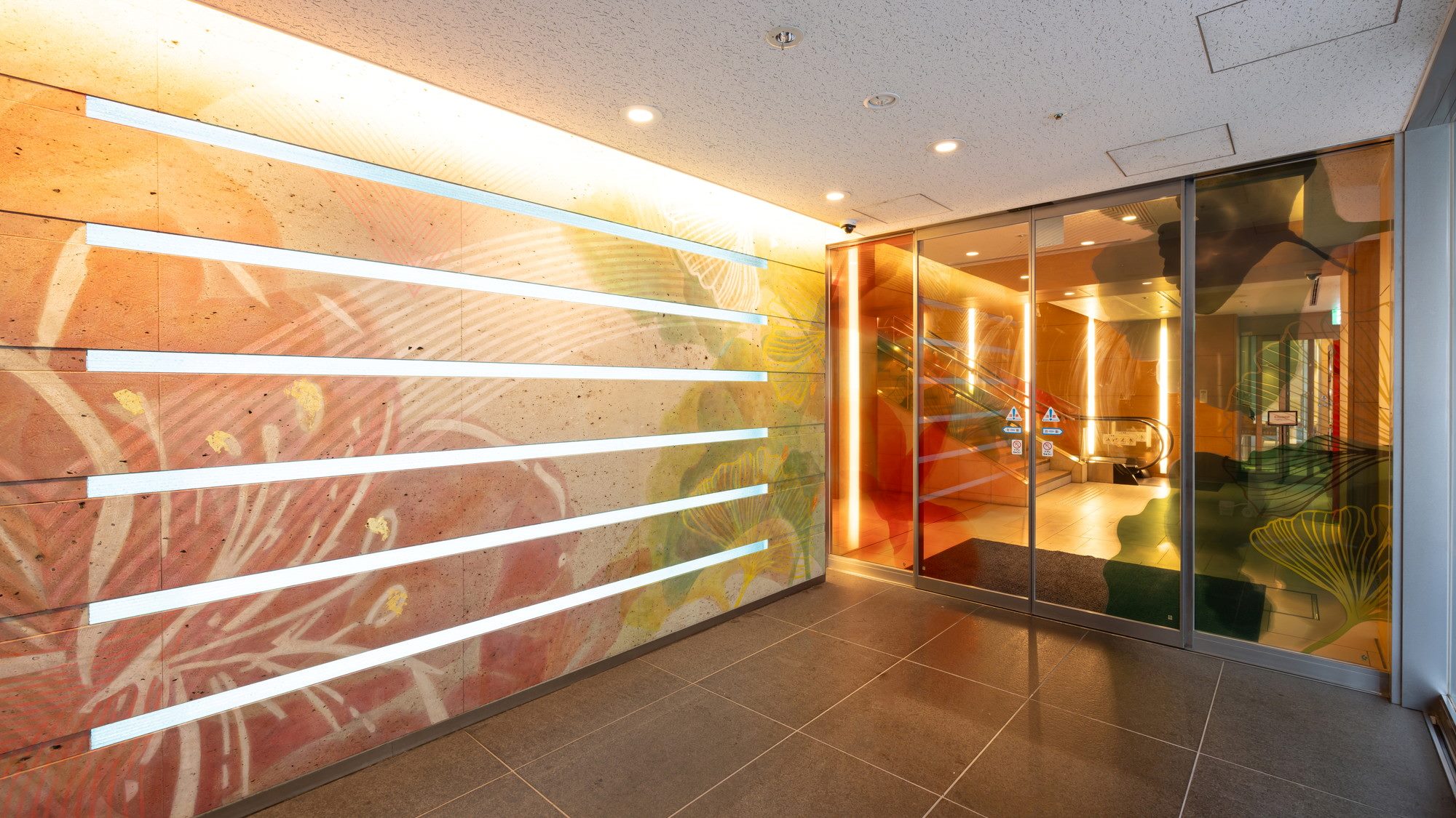 イチョウとサツキの絵があしわられた大谷石の壁面がお出迎え