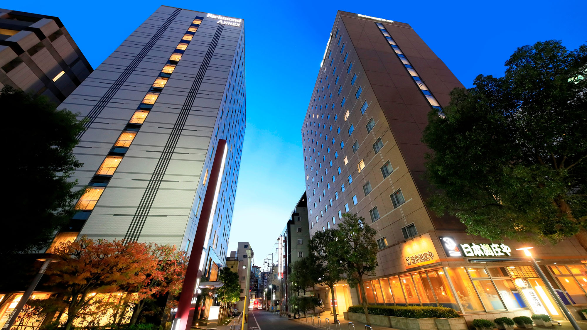 夜の外観