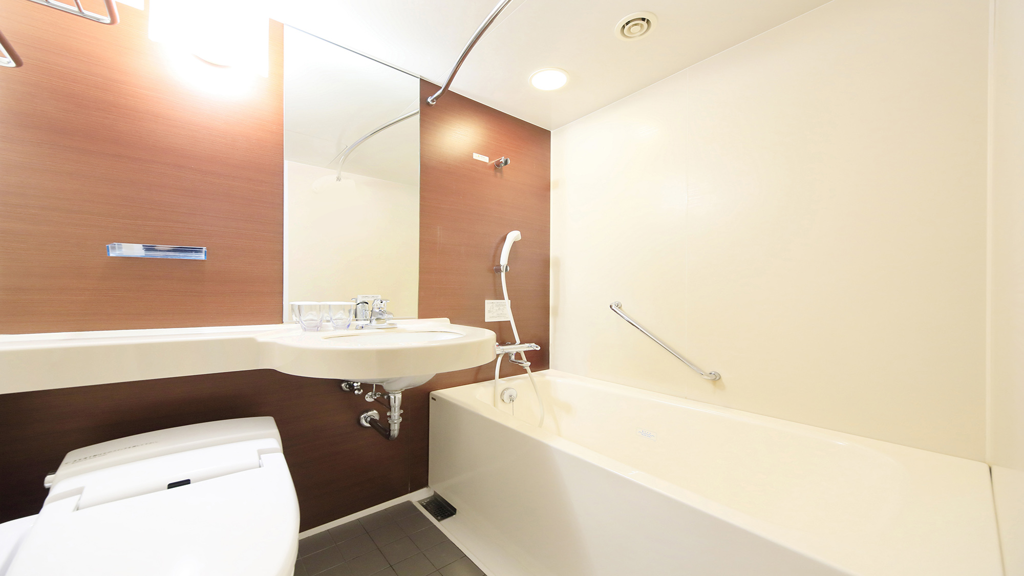 ユニットバスタイプ。足も伸ばせる大きなバスタブ。