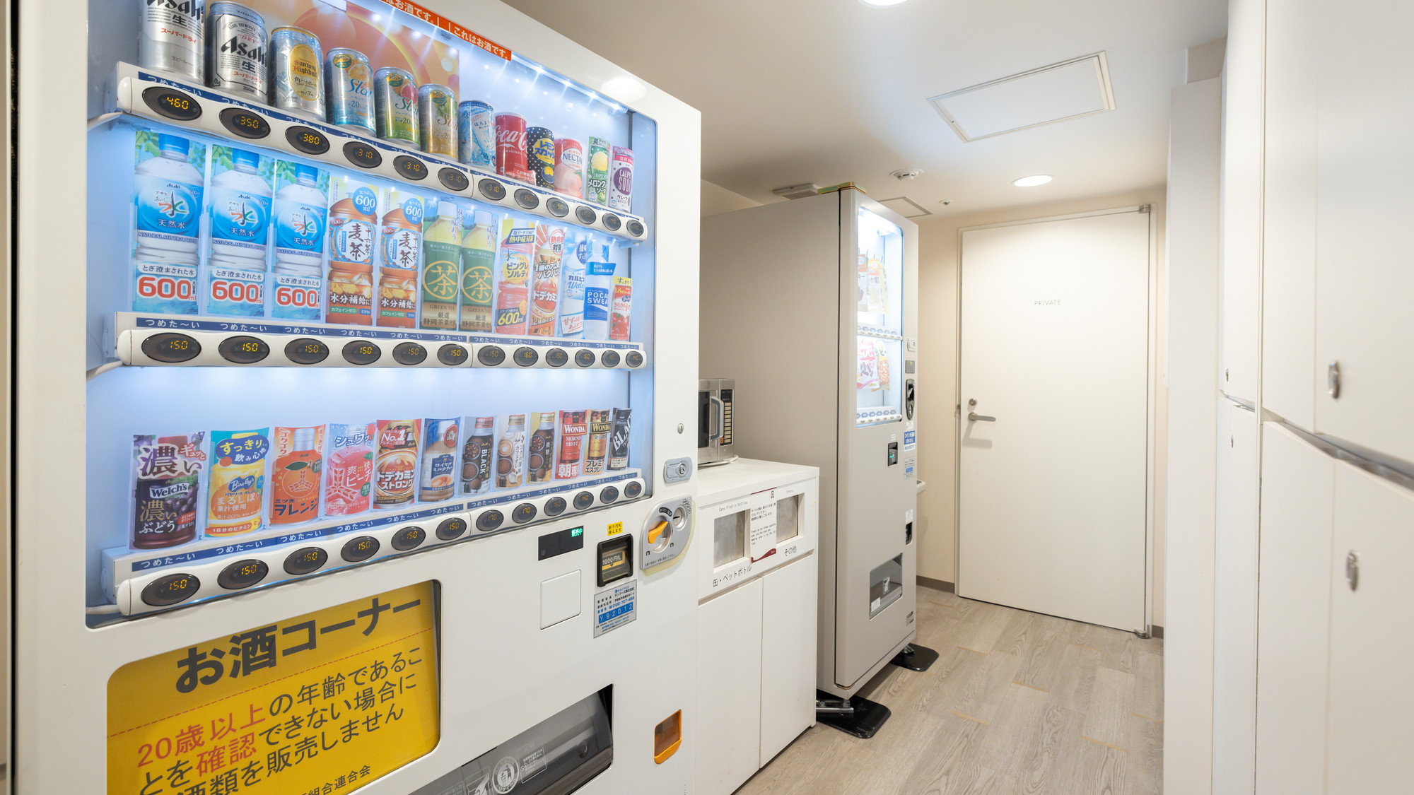 自動販売機の隣に製氷機のご用意があります