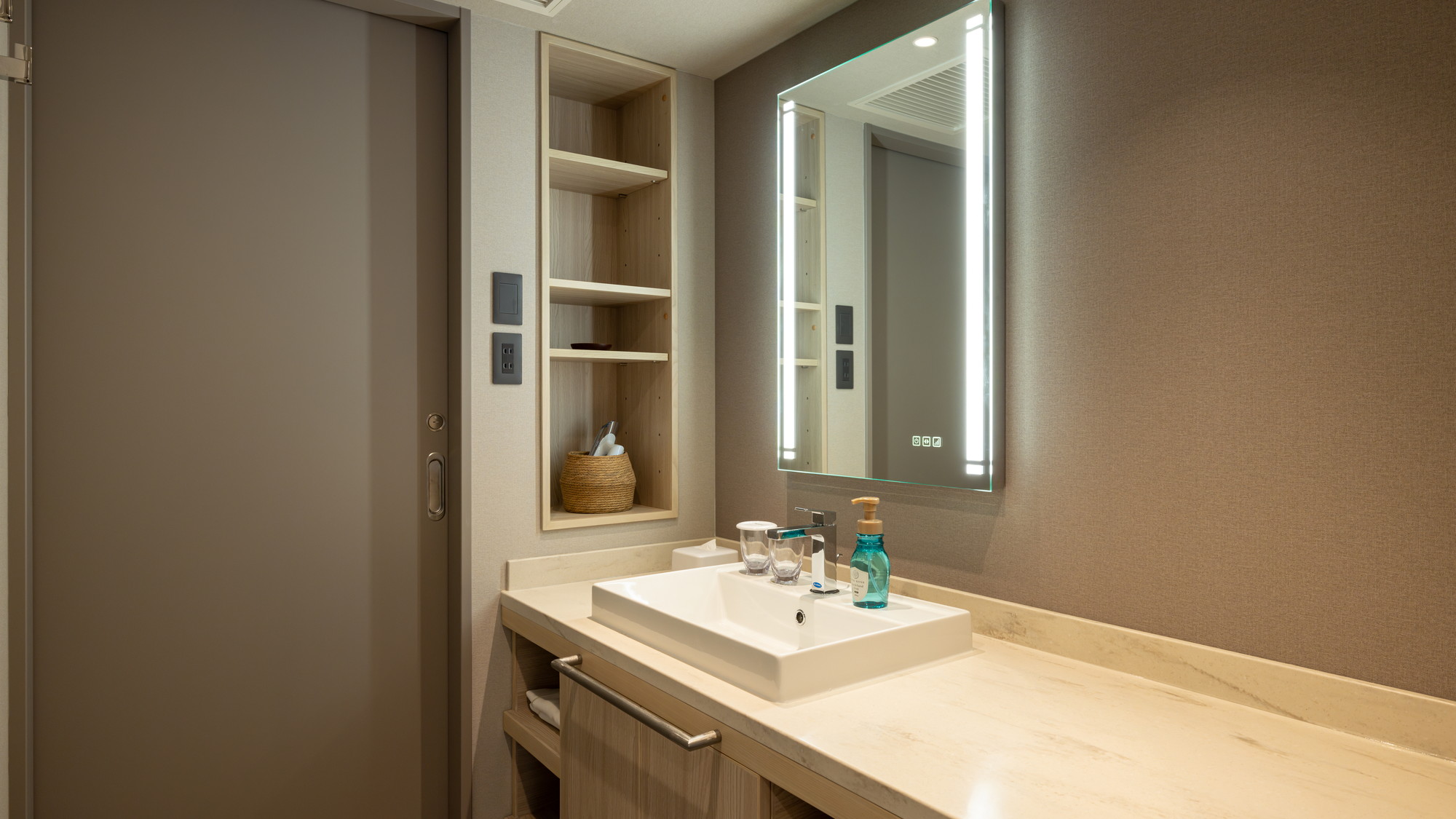 レジデンスツインルーム　広々とした洗面所