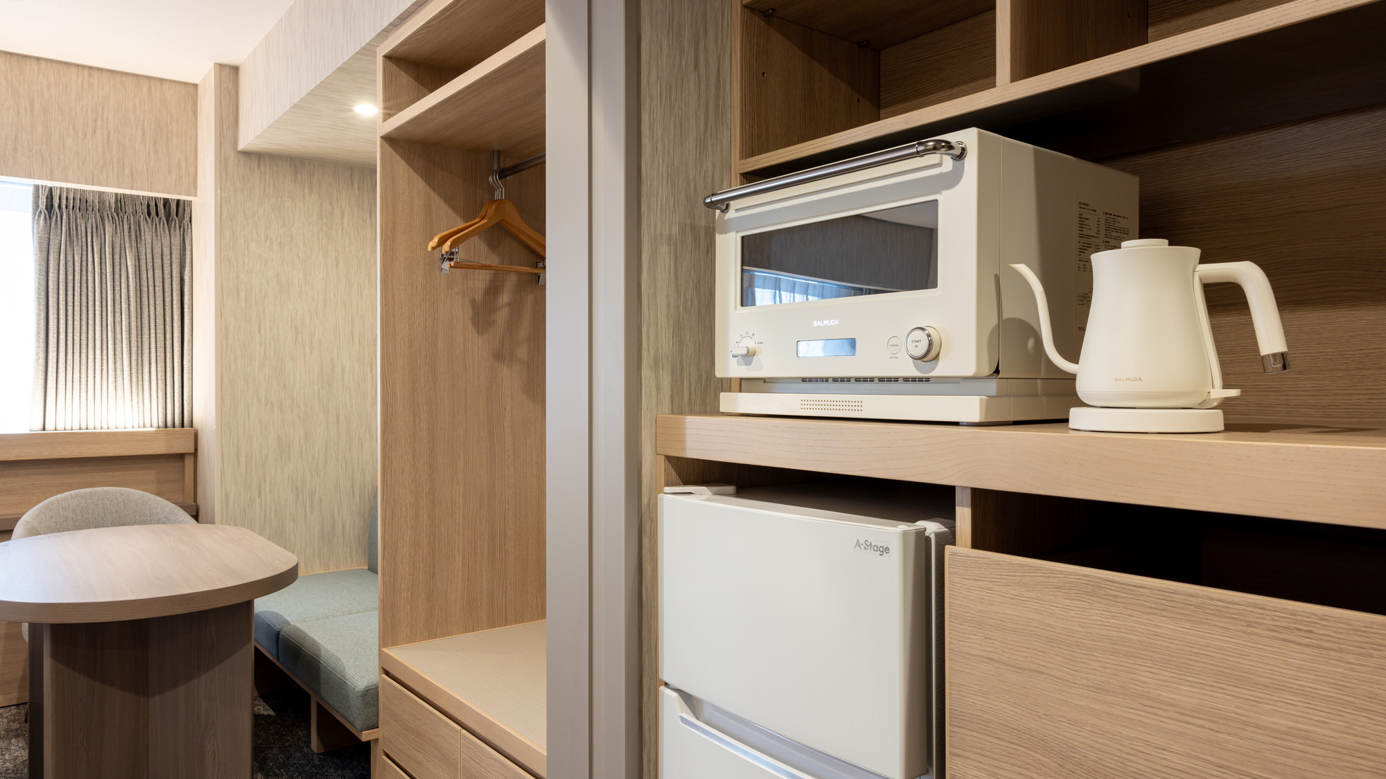 レジデンスツインルーム　バルミューダーの電子レンジと電気ケトル完備