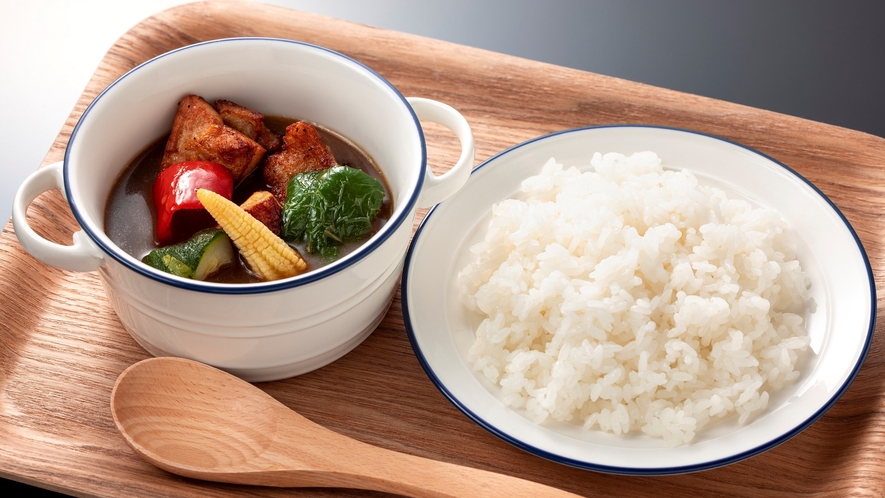 ランチ／鶏肉と新鮮野菜のスープカレー［1F アマリリス］