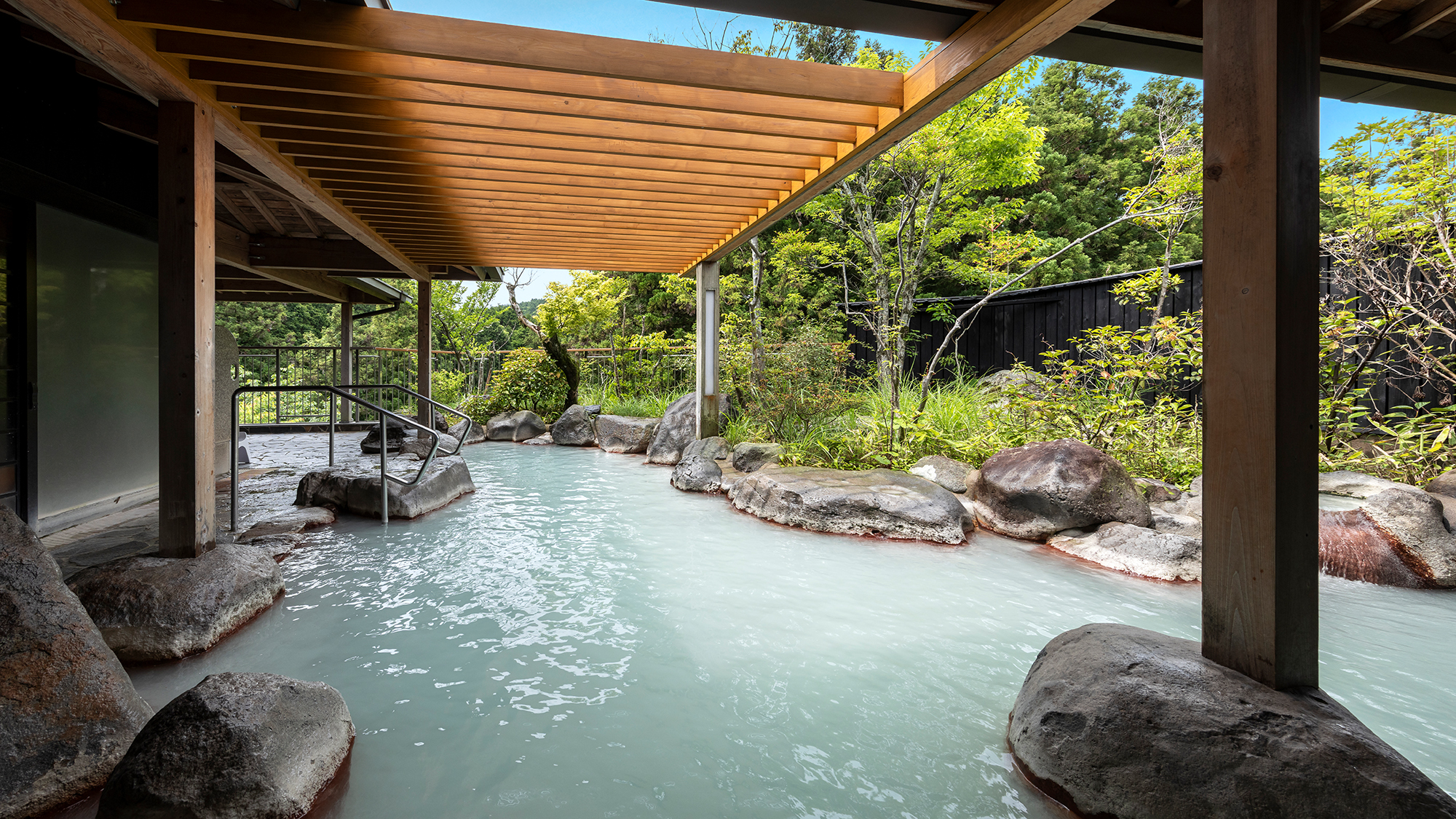 心地よい風が優しく肌を撫でる自然豊か露天風呂です。