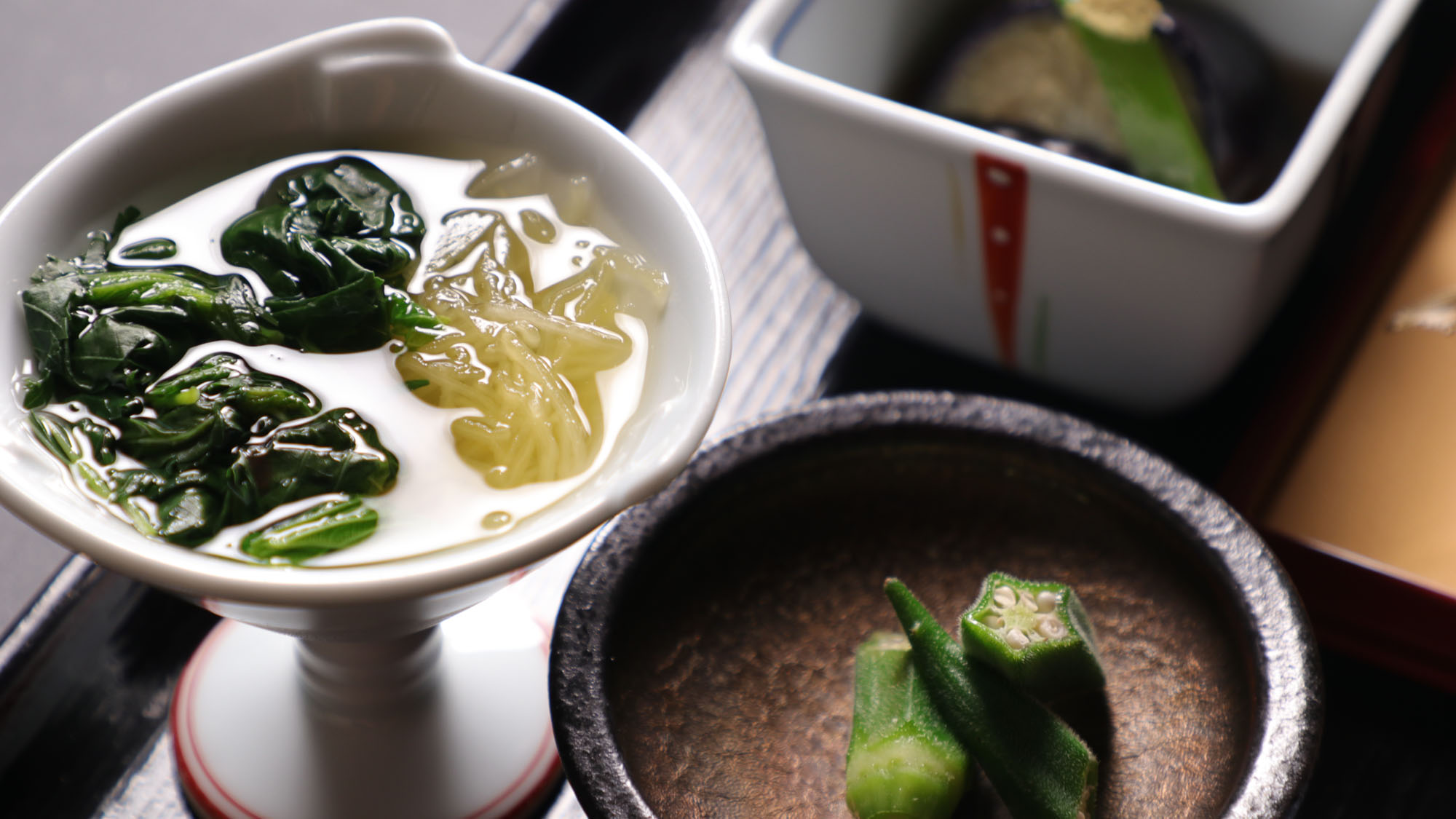 【朝食】地場産野菜を使った小鉢*