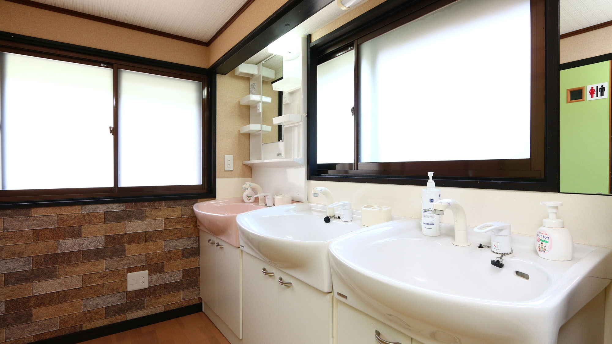 【設備・備品】本館ー古民家民宿ーの共用洗面所*