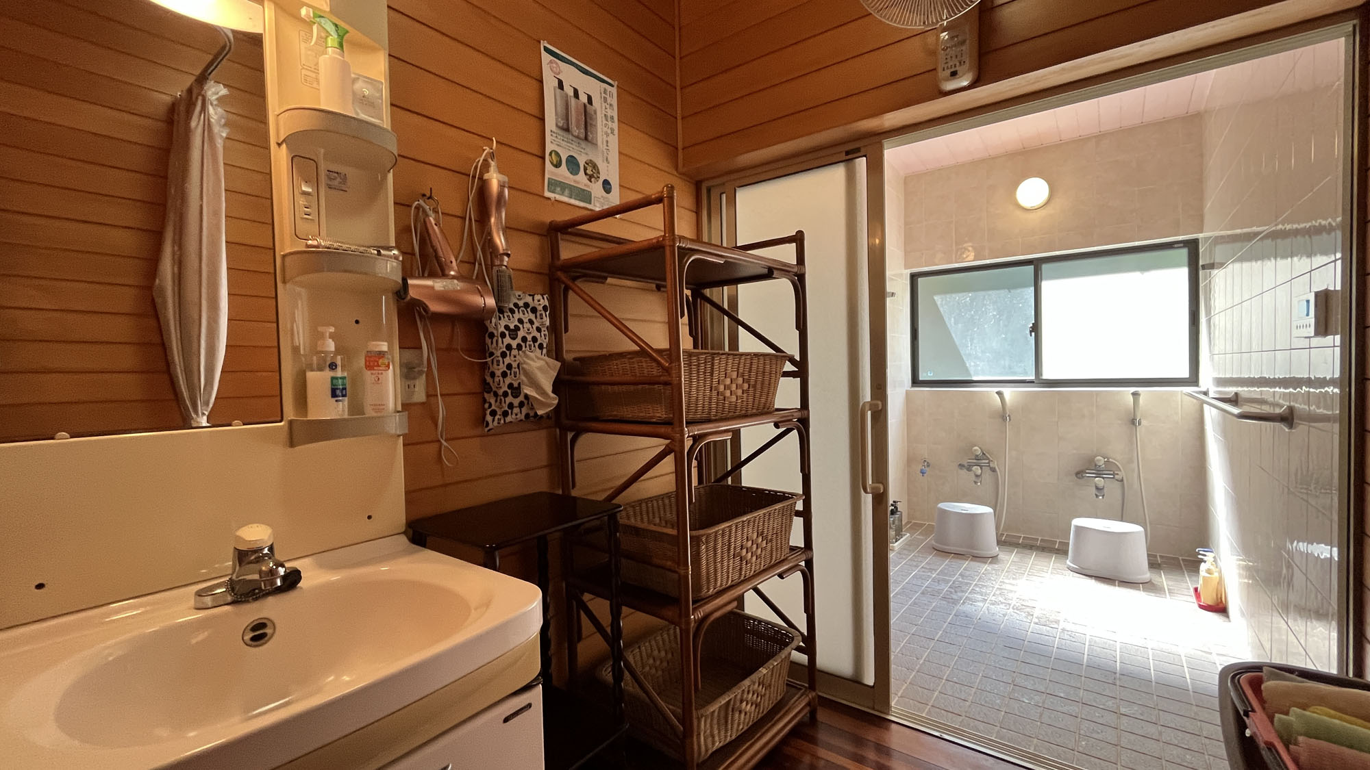 【館内】新館ーバリアフリー旅館ーにある露天風呂の脱衣所*