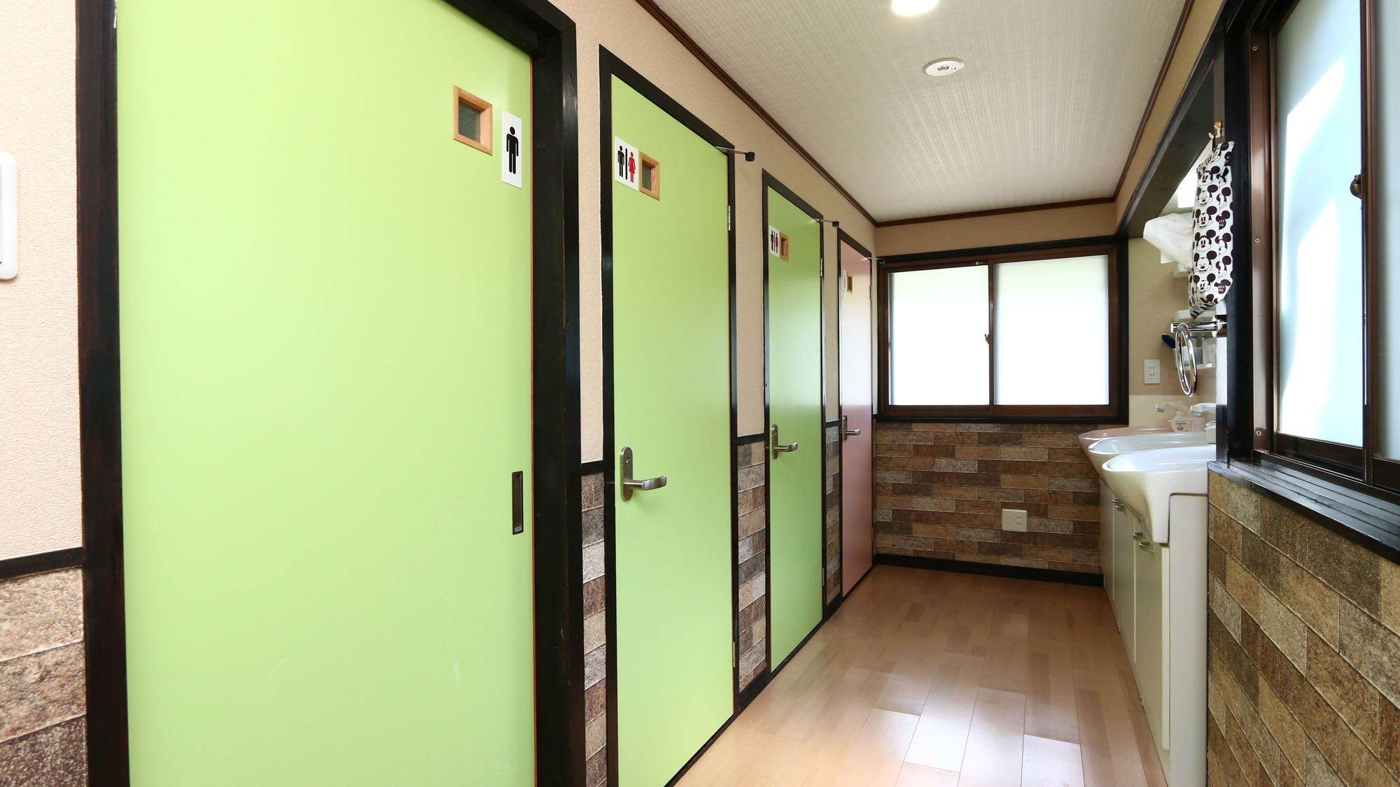 【設備・備品】本館ー古民家民宿ーの共用ウォシュレット付きトイレと洗面所*