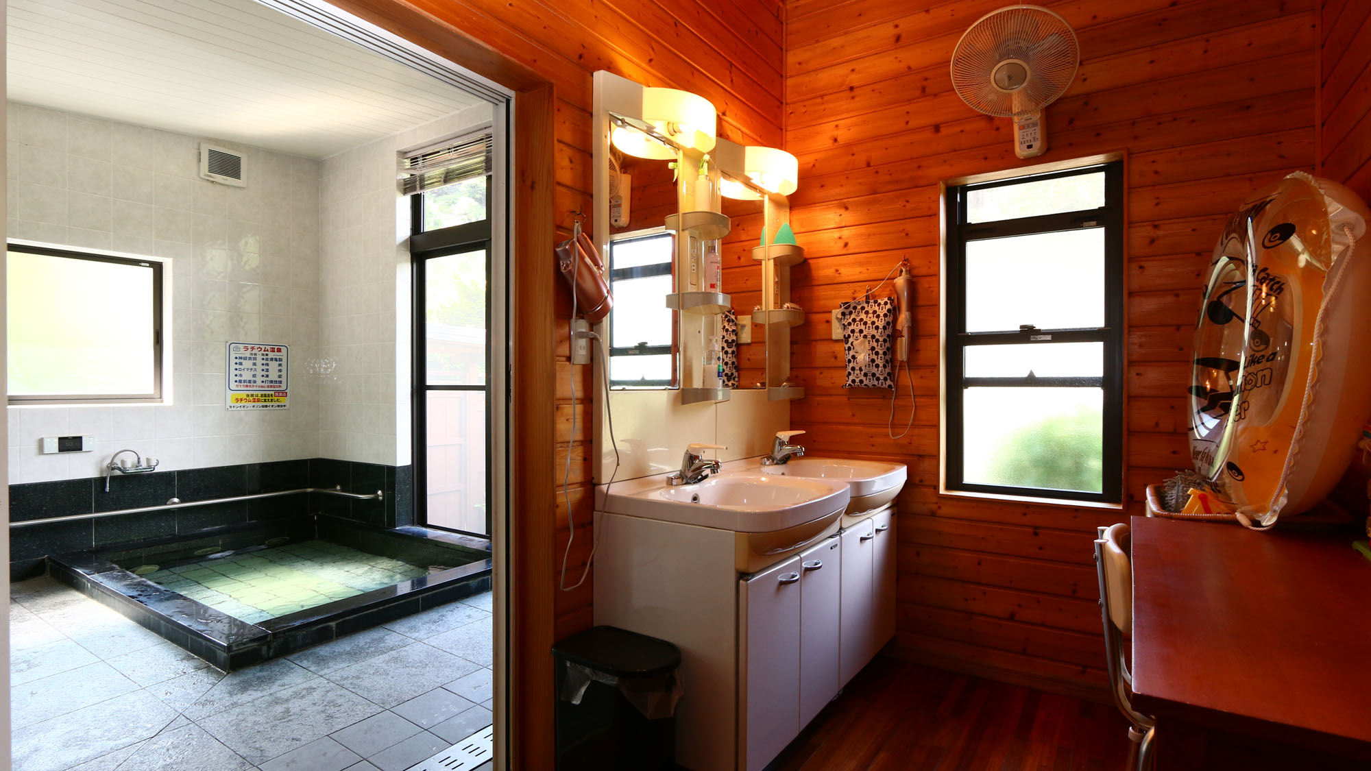 【館内】新館ーバリアフリー旅館ーにあるやすらぎの湯の脱衣所*