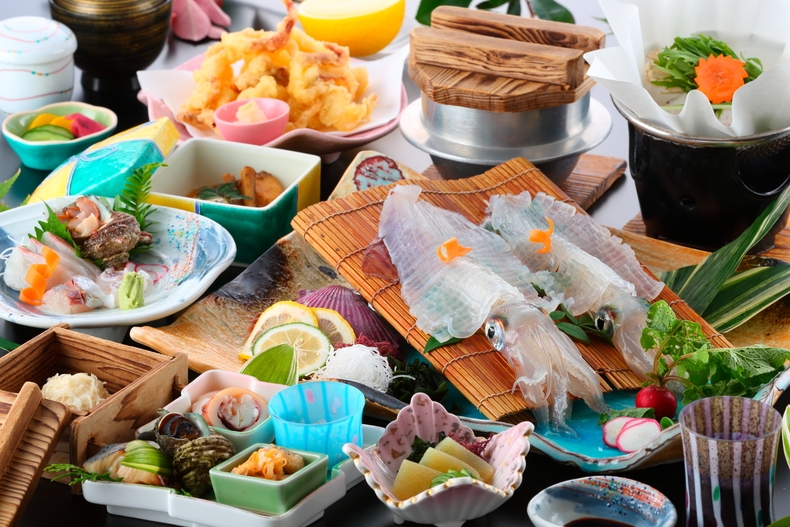 お夕食はお部屋食！宿から歩いて魚釣りに行けます。呼子活イカと玄海産の魚がある基本プラン