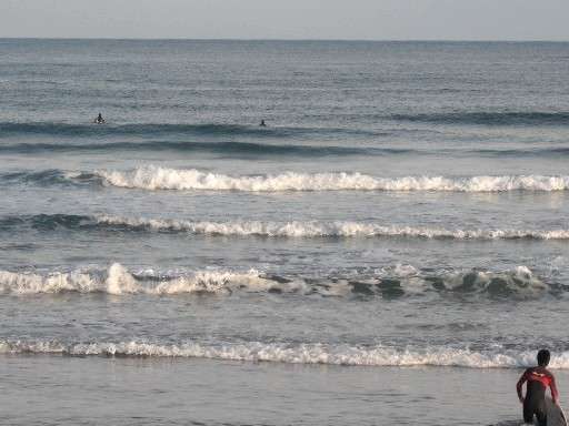 ホテル近くの海岸でサーフィンができます
