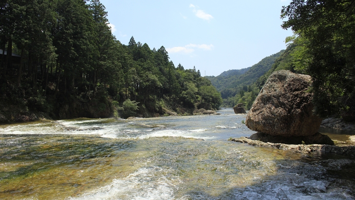 【 お盆限定 】温泉に浸かりながら川のせせらぎに癒される◆鳳来牛の陶板焼きを堪能♪