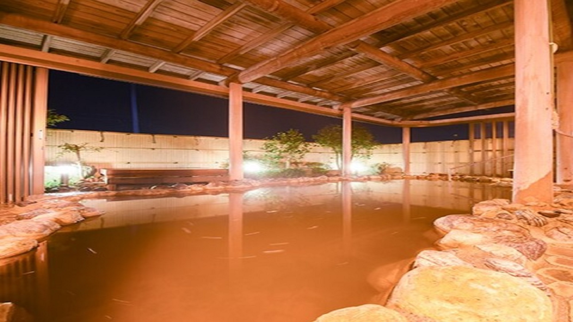 【素泊まり】赤茶色の天然温泉とサウナでポカポカ♪湯上りにお食事処で生ビールも最高！無料駐車場完備！