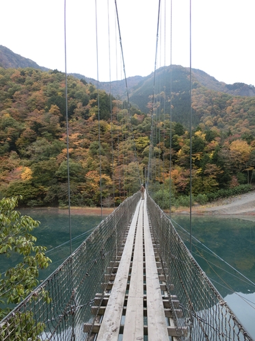 雨畑湖の吊り橋