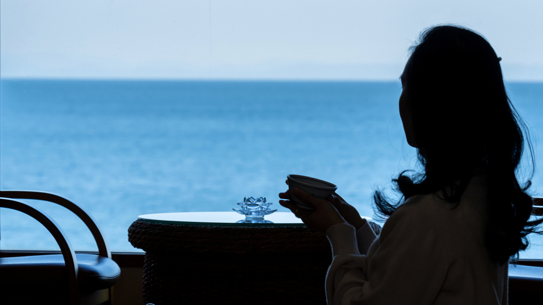 お茶を淹れ、海を眺めてほっと一息。