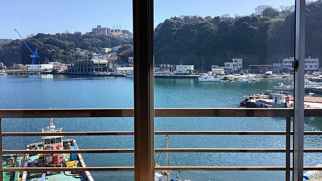 *【和室10畳】海側／窓の外いっぱいに広がる真鶴港の風景。