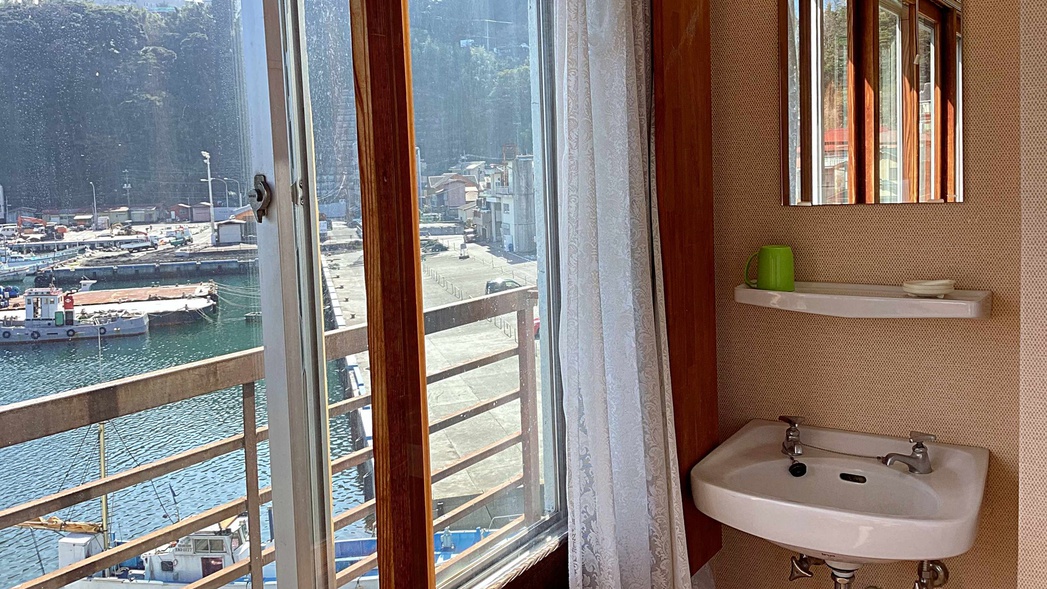 *【和室10畳】海側／窓際には洗面台もございます。
