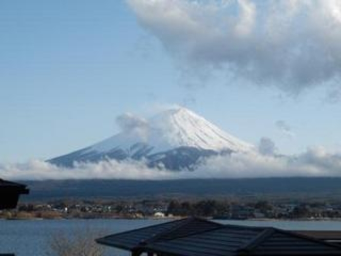 コテージ戸沢センターより眺めた、傘雲を纏う富士山