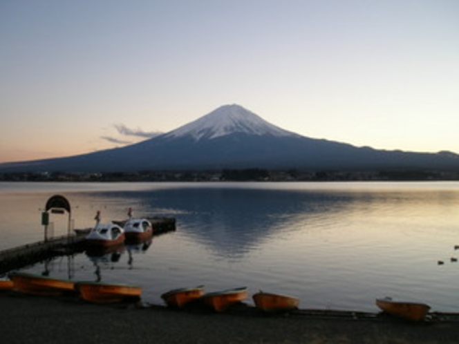 夕暮れの逆さ富士