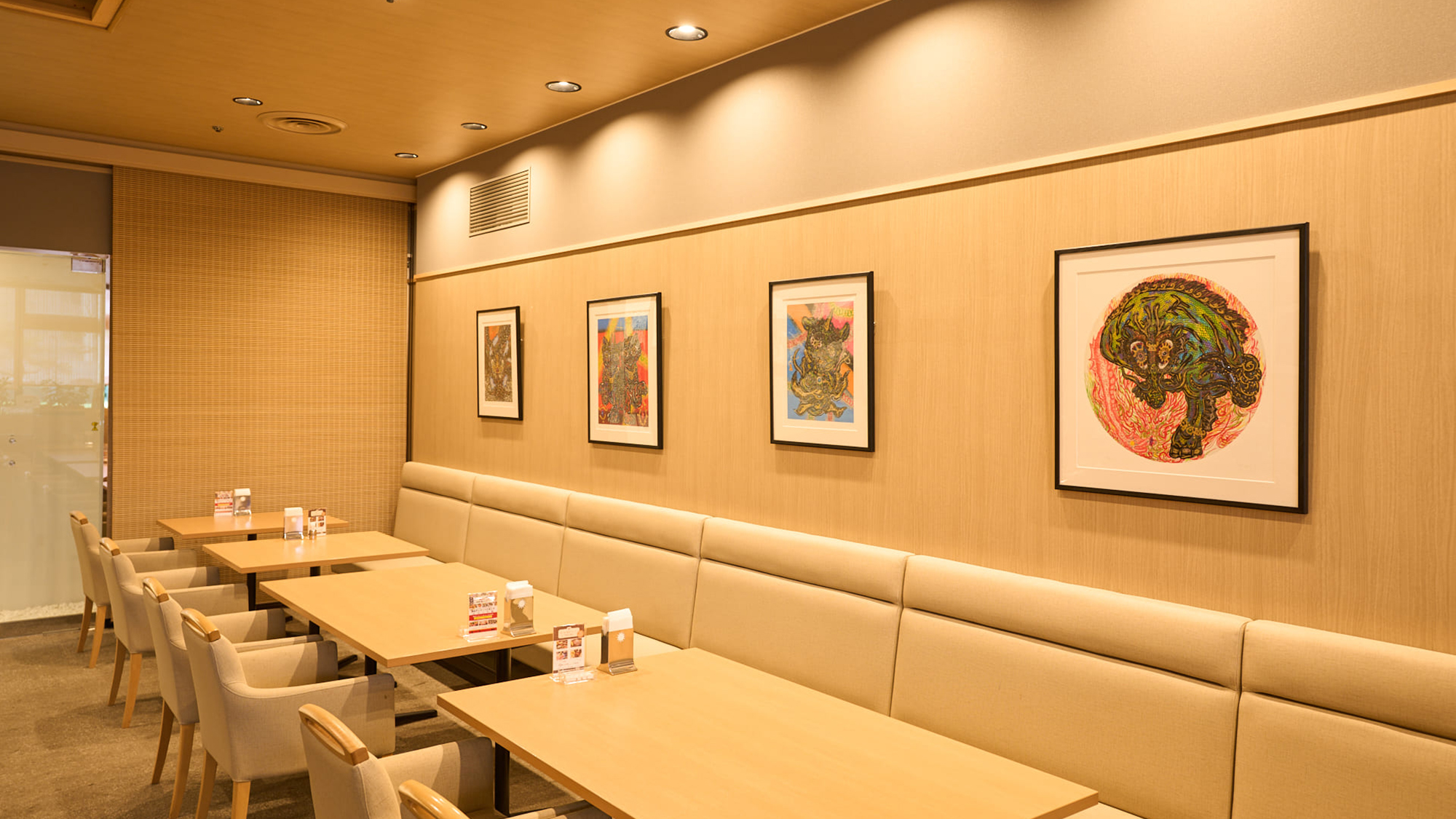 鮮やかな作品が並ぶ壁面が、訪れる人の感性をそっと開き、食事の時間を豊かに整える。