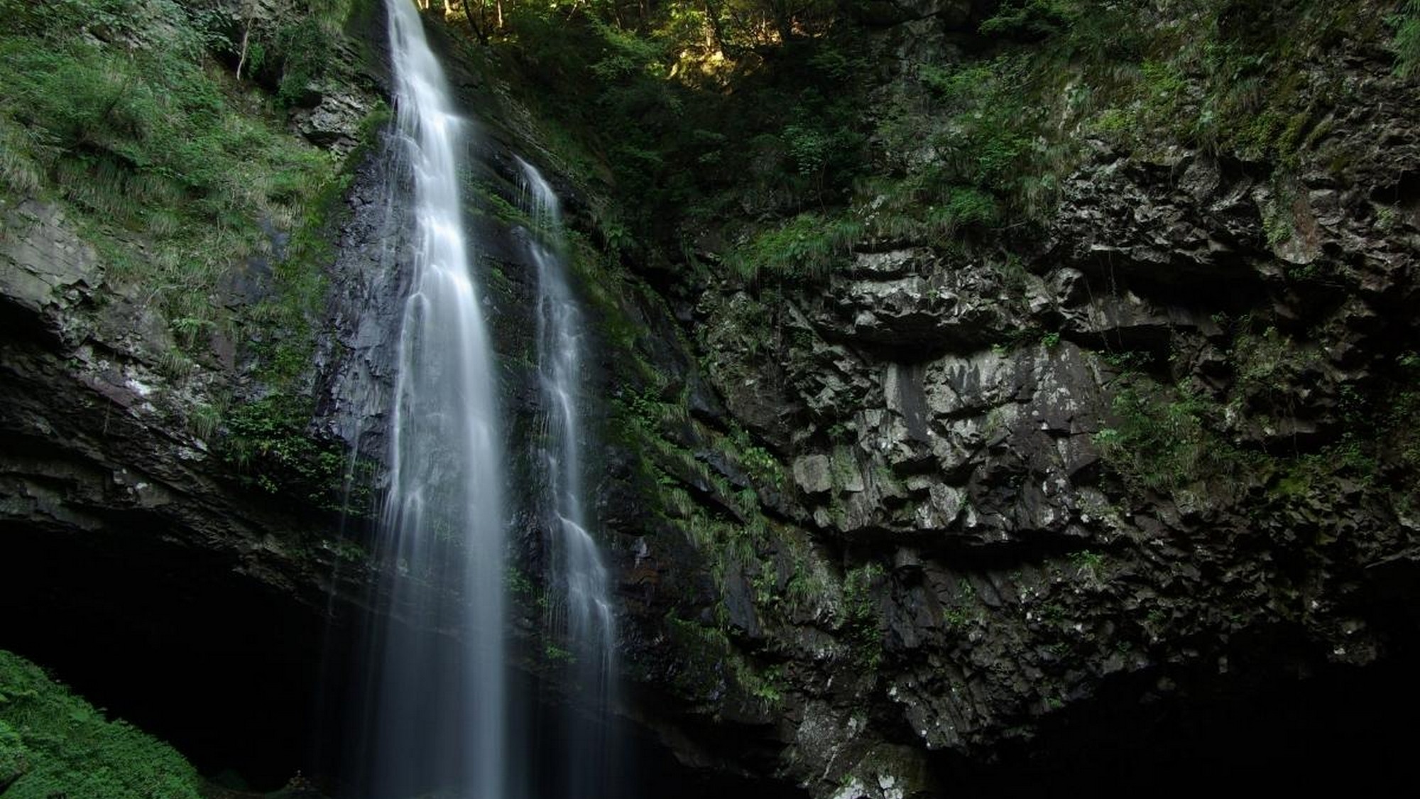 龍頭が滝は「日本の滝百選」に選ばれた滝で、奥にある洞窟から滝の裏側を見ることができます。