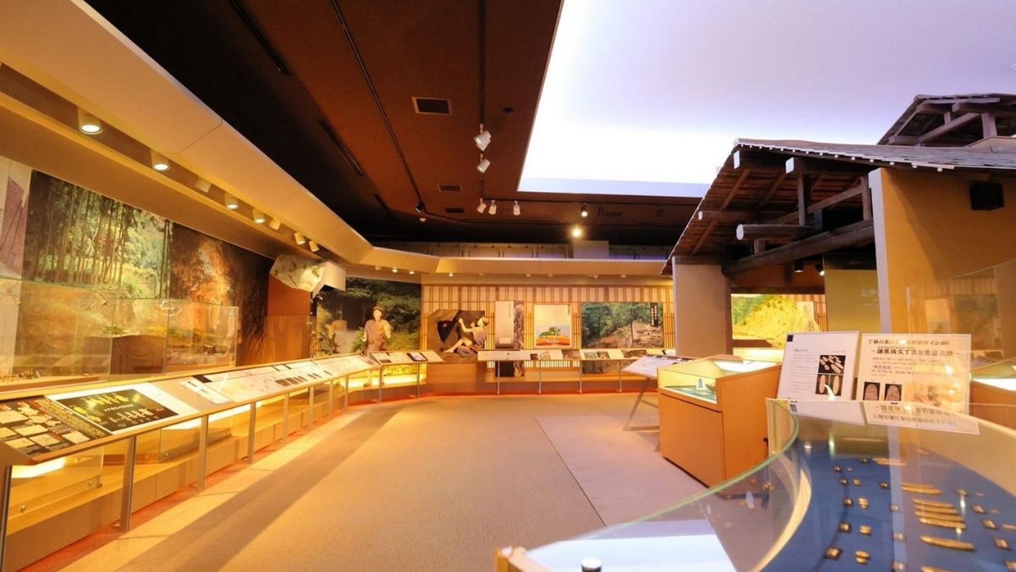 【石見銀山世界遺産センター】では丁銀を使った体験もできます。