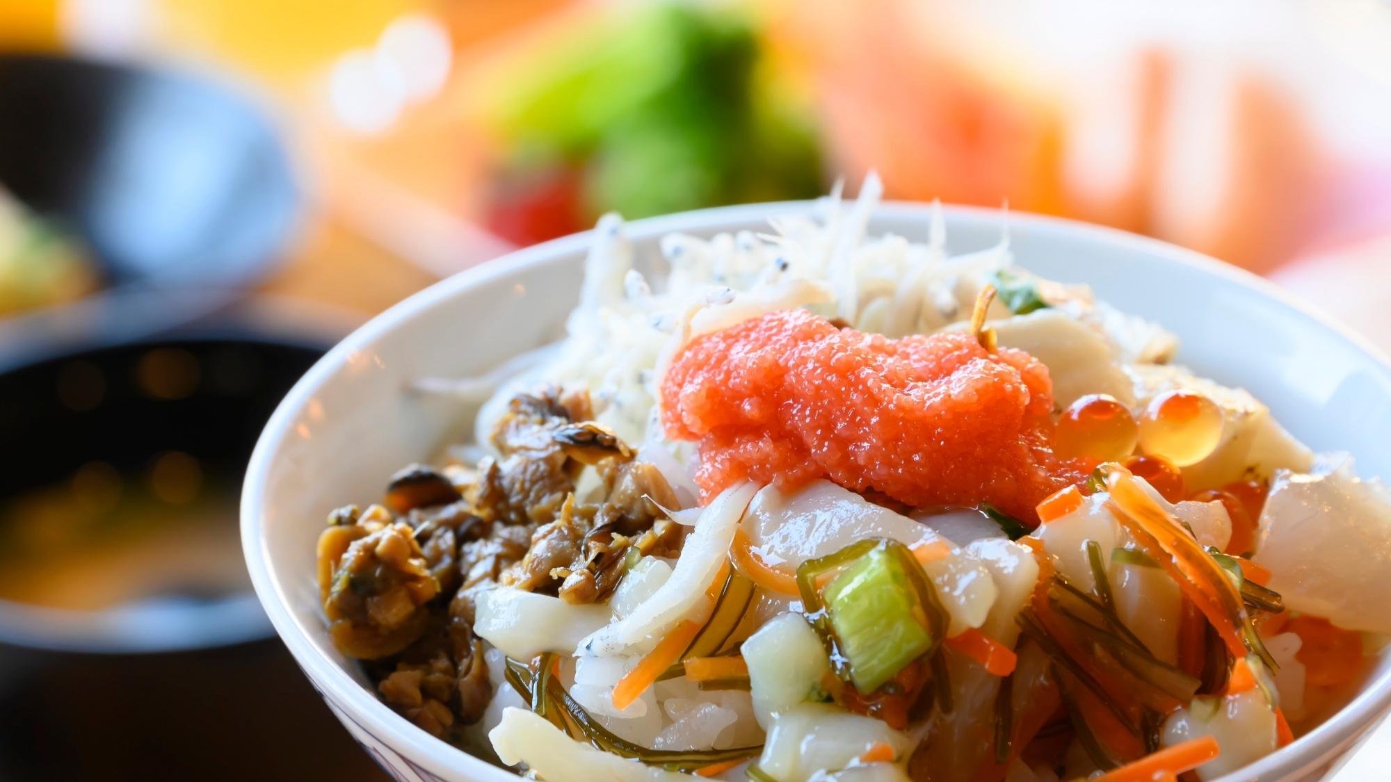 【レストランくにびき】ご朝食のイチオシメニュー！日本海の幸を贅沢にのっけて丼に。