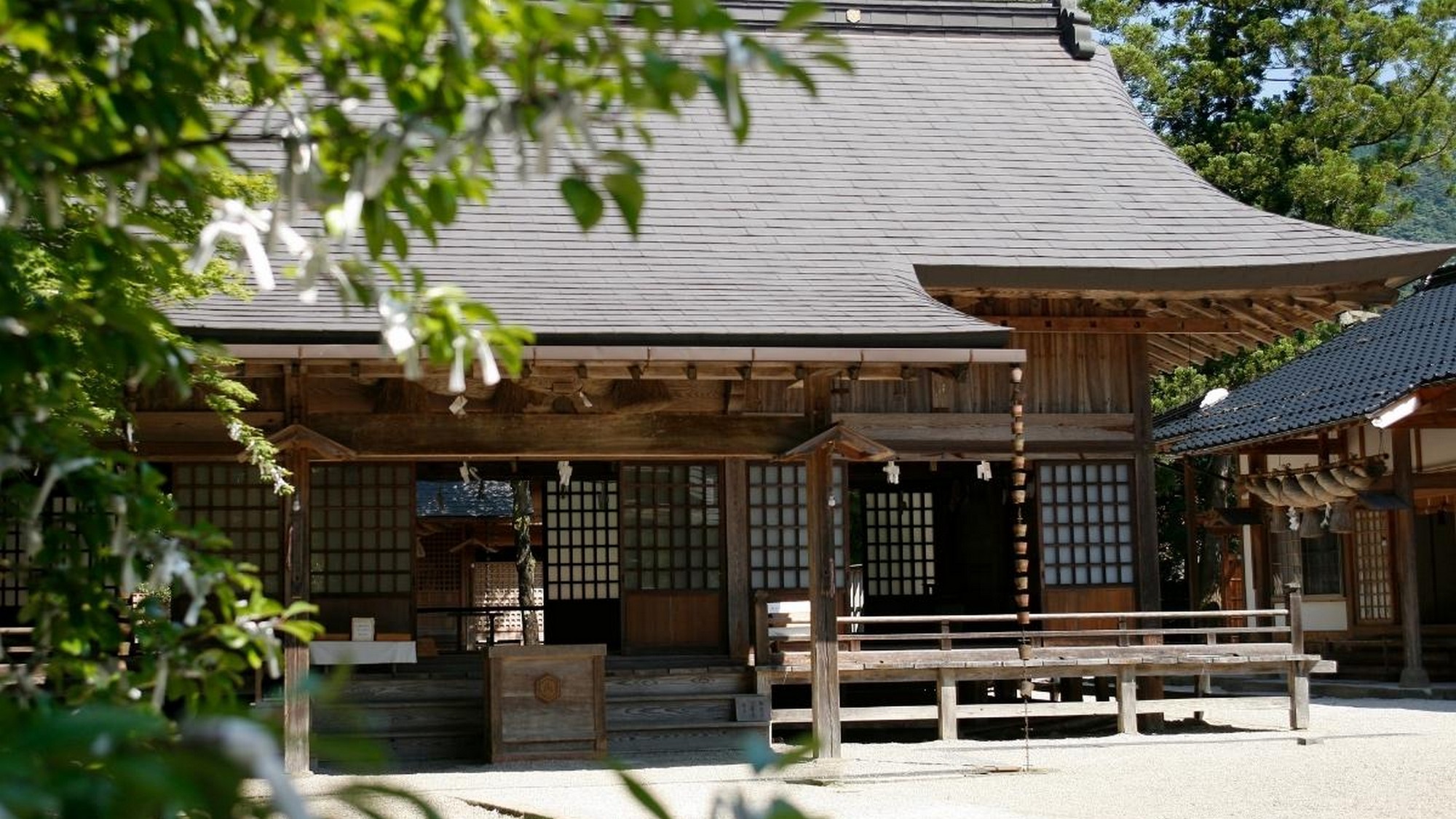 日本一のパワースポットとしても知られる須佐神社。お宿から３０分かからず到着！
