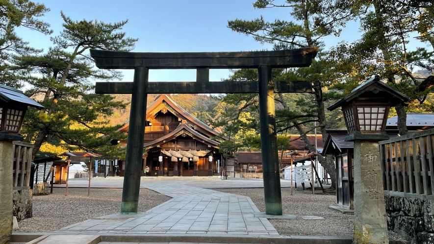 拝殿入口にある銅鳥居