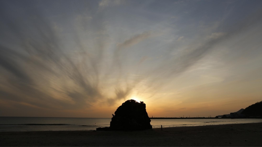 稲佐の浜での夕日　当館より車で約20分