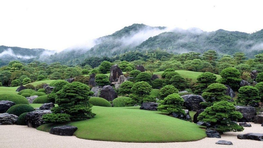 見事な名園と横山大観の作品が見どころの足立美術館。お車で一時間ほど♪