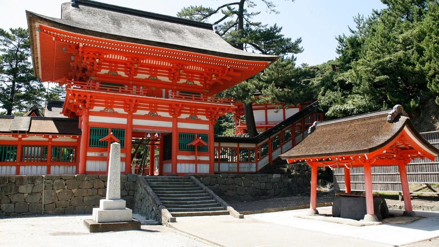 日御碕神社までは当館より車で約30分